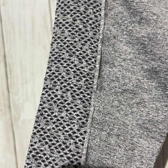 Fabletics Heather Grey Eyelet Panel Leggings size Medium - Picture 3 of 6